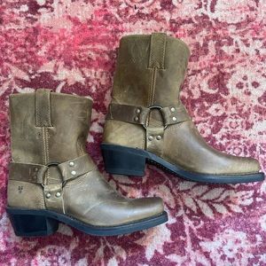 NWT Frye Harness boots